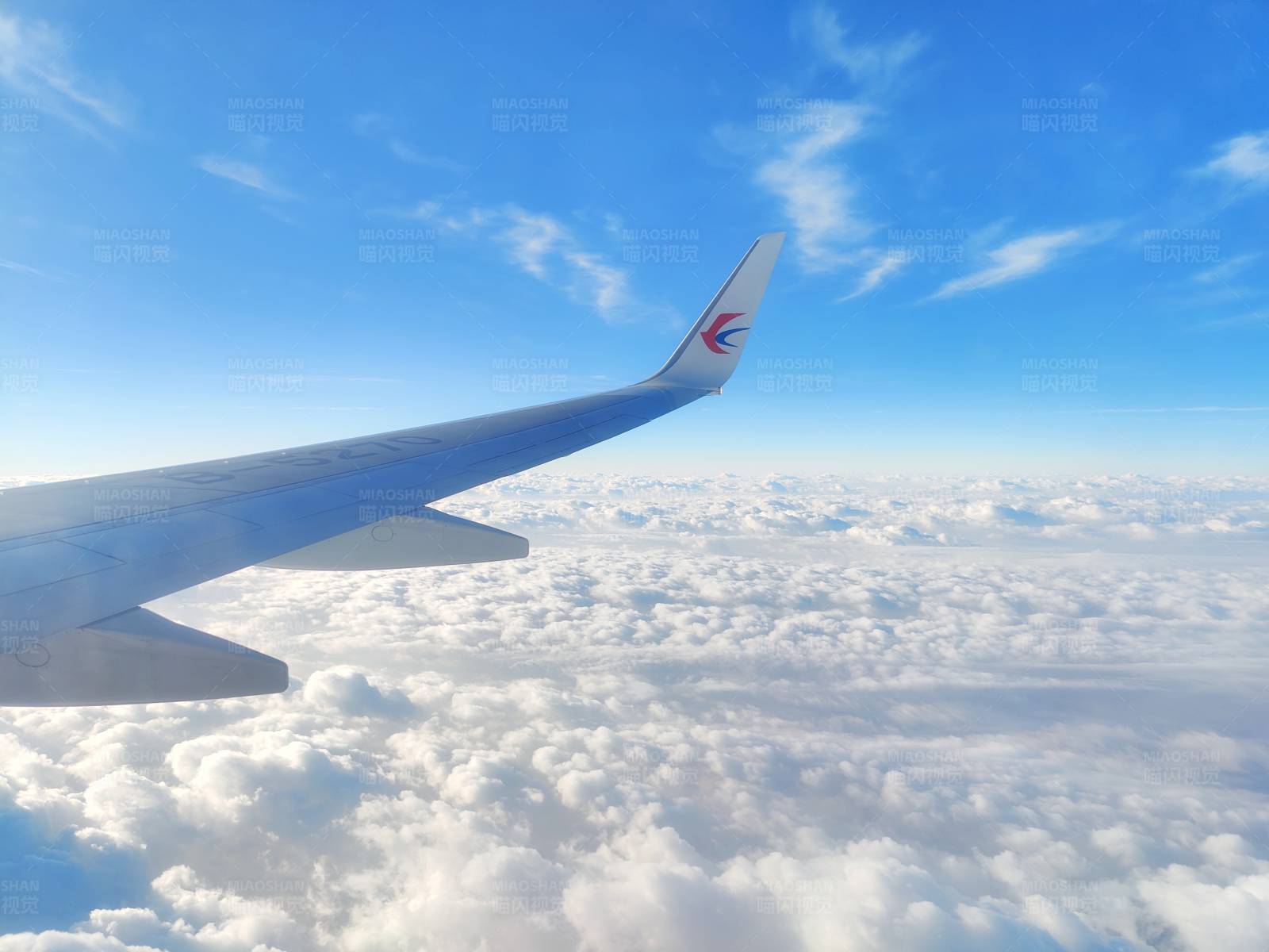 翱翔云端的航班图片