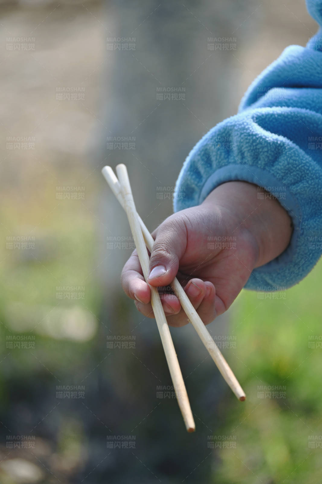 手握筷子的瞬间图片