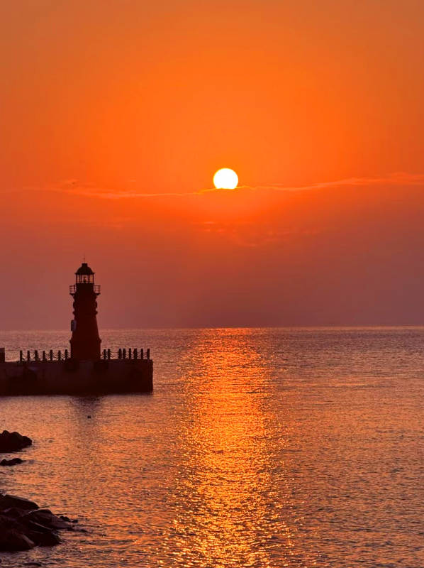 汕头灯塔夕阳图片