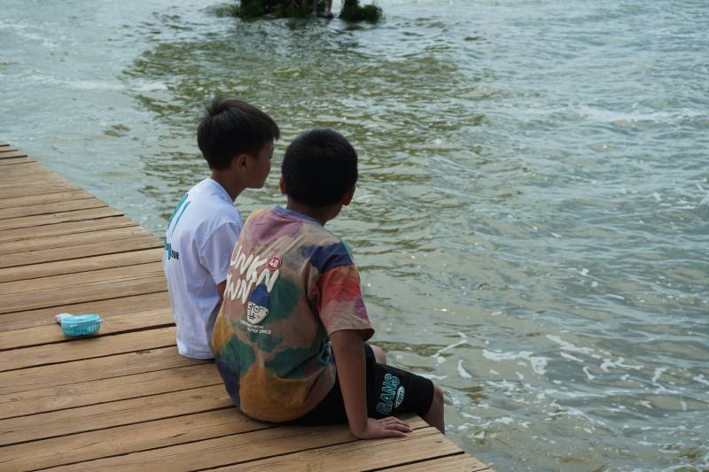 湖边的童年时光图片