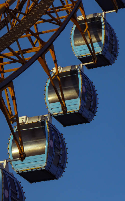 摩天轮上的蓝色车厢图片