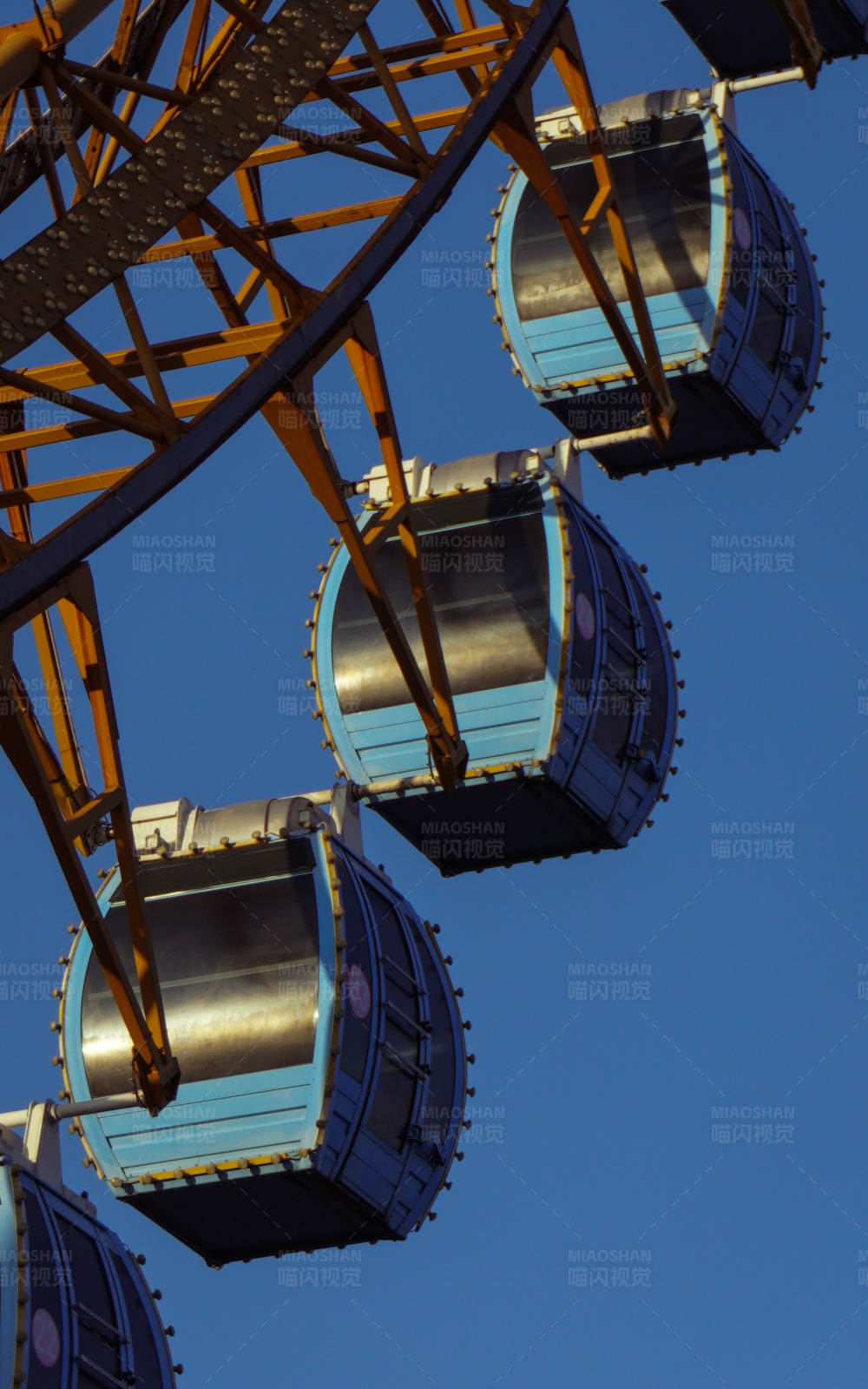 摩天轮上的蓝色车厢图片