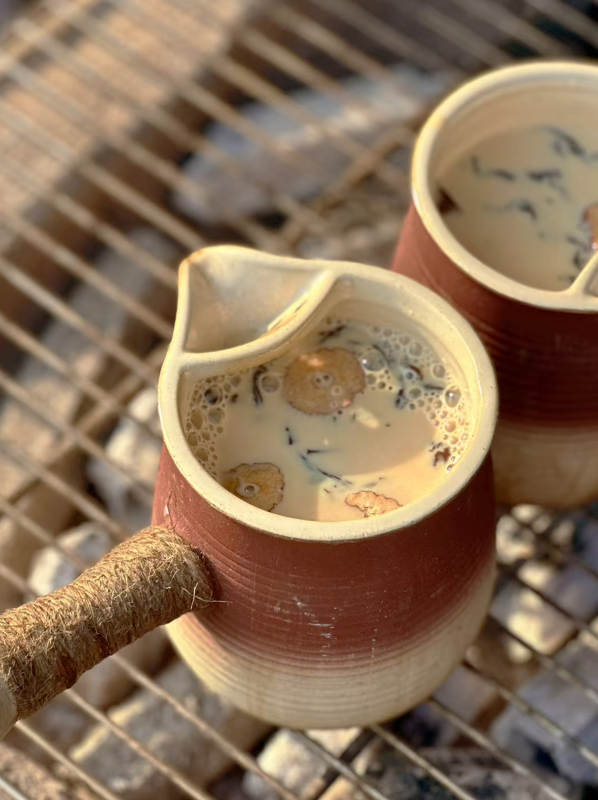 炭火上的陶壶奶茶图片