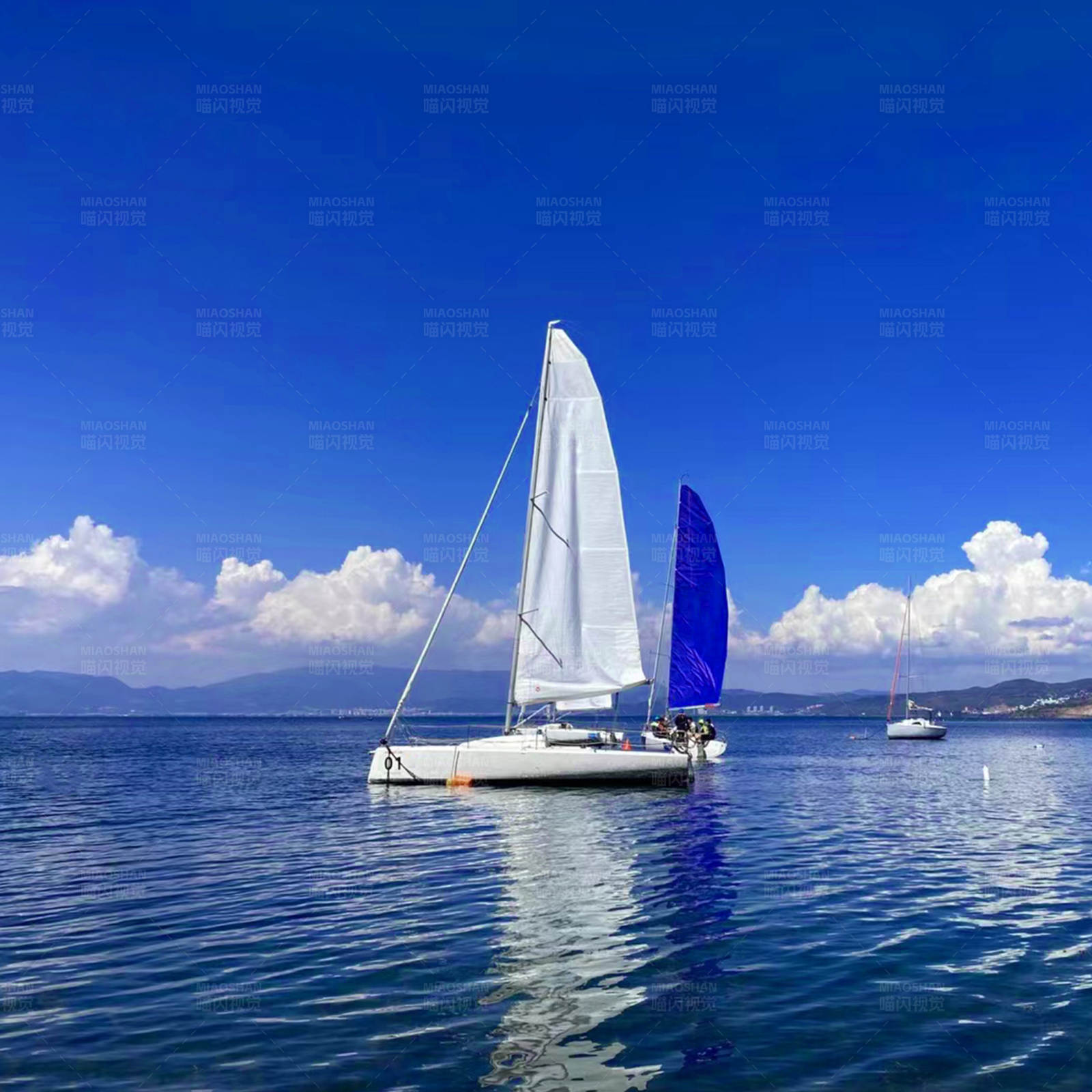 帆船在蓝色海洋中航行图片