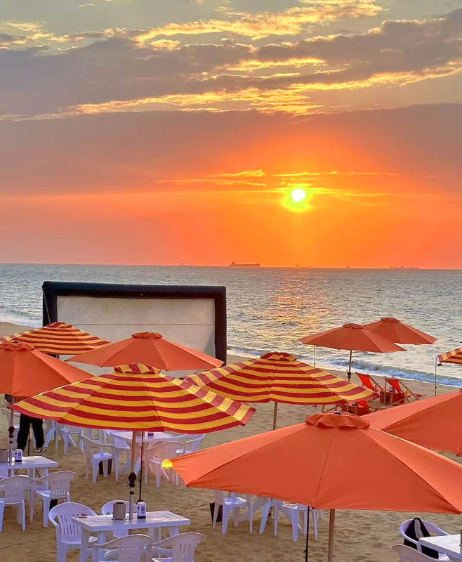 三亚海滩夕阳伞影图片