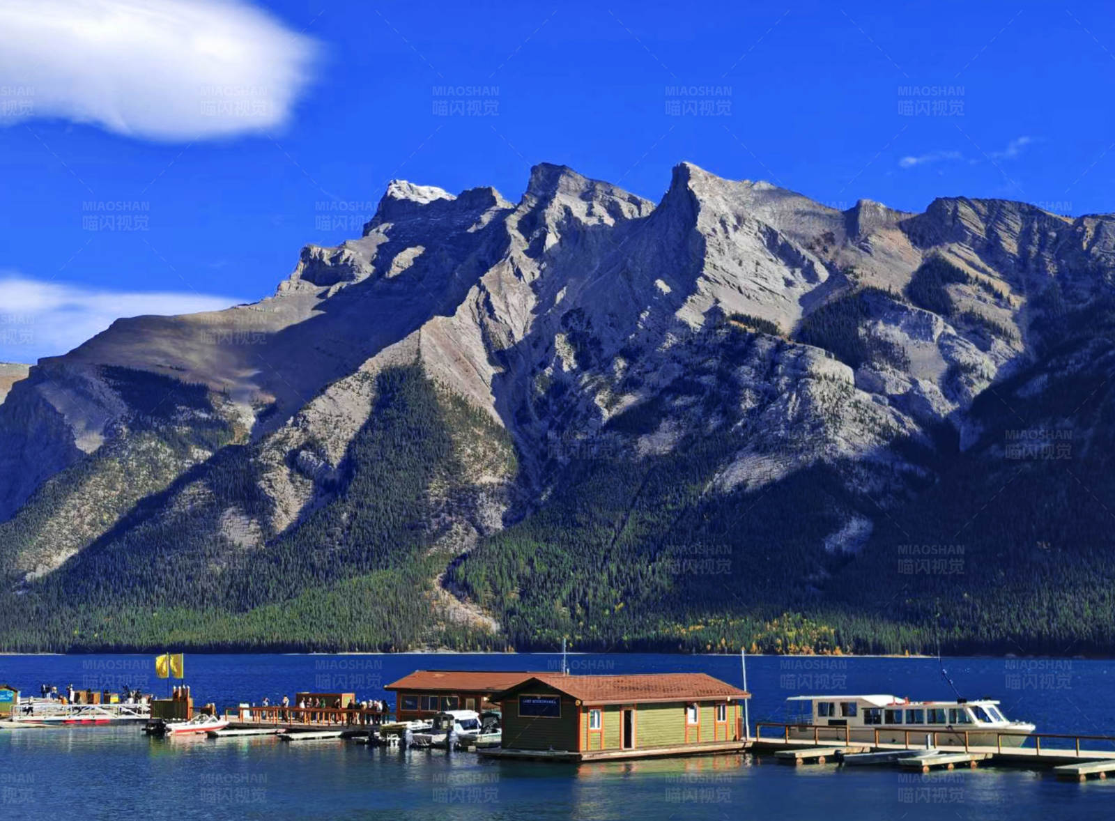 加拿大落基山班夫国家公园的小屋和湖泊图片