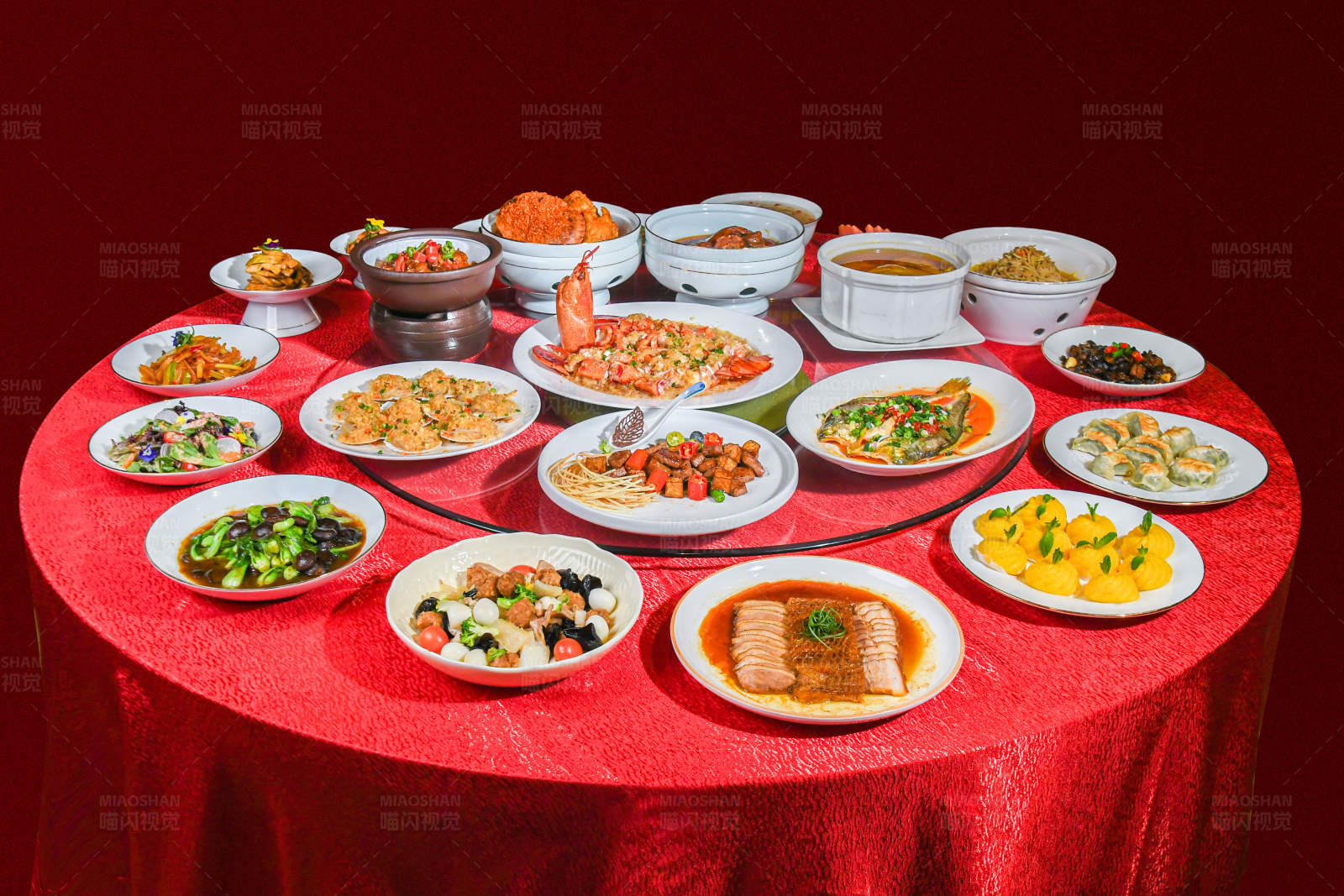 美味佳肴满桌红图片