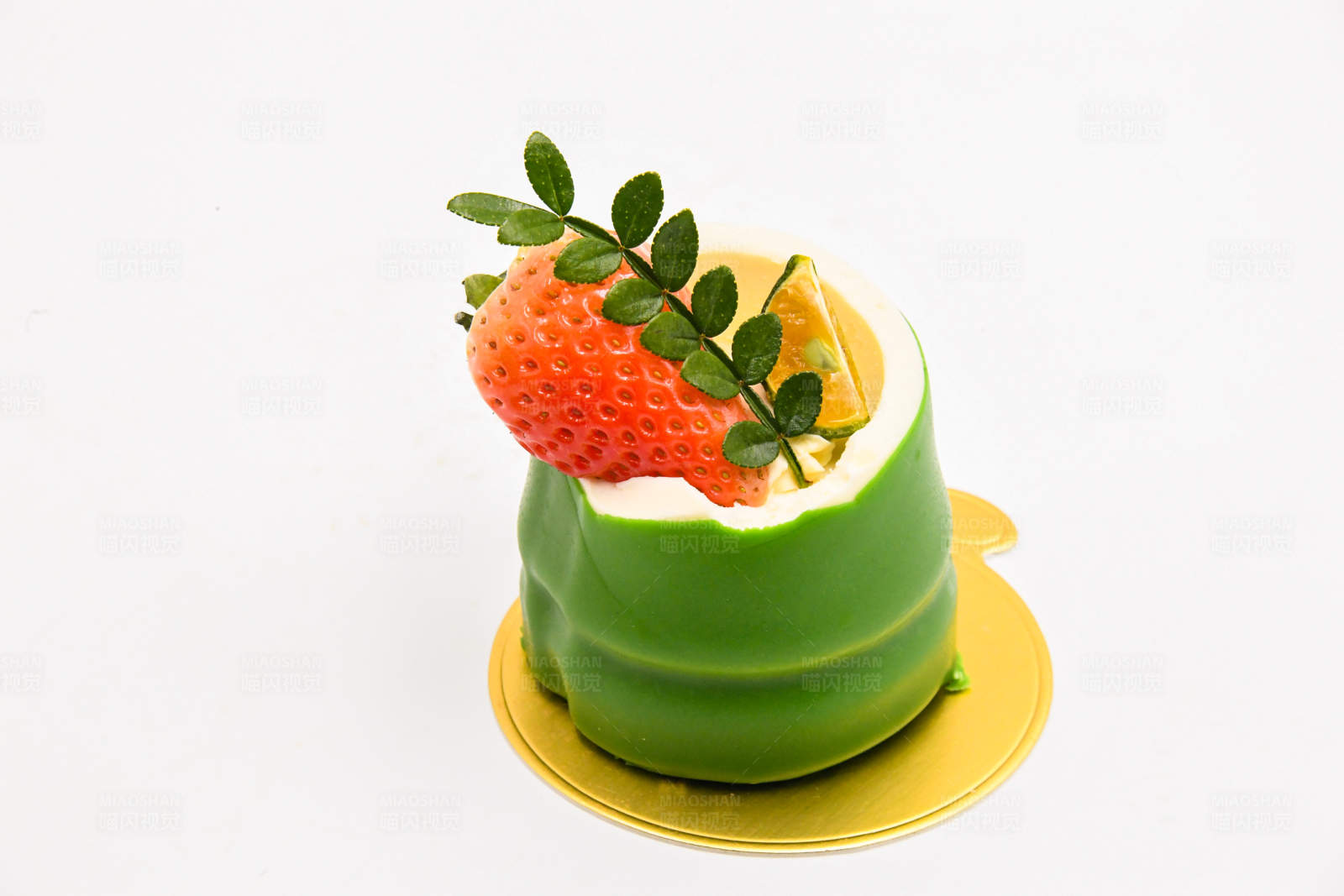 绿色蛋糕上的草莓装饰图片