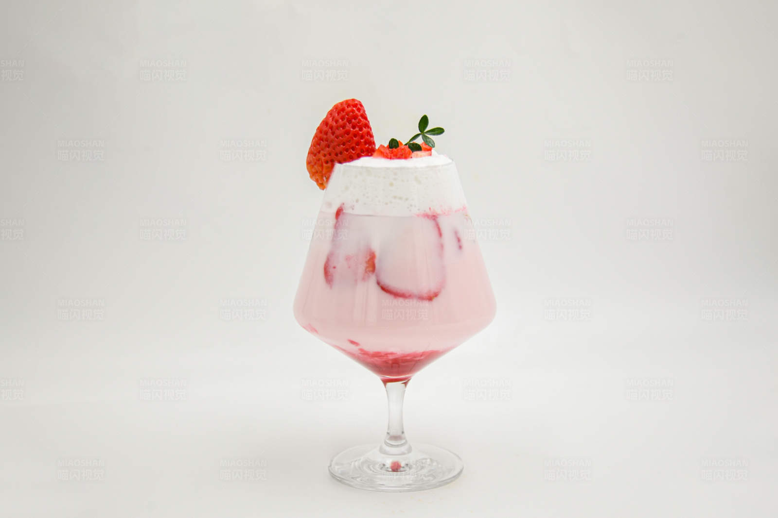 草莓奶昔饮品图片