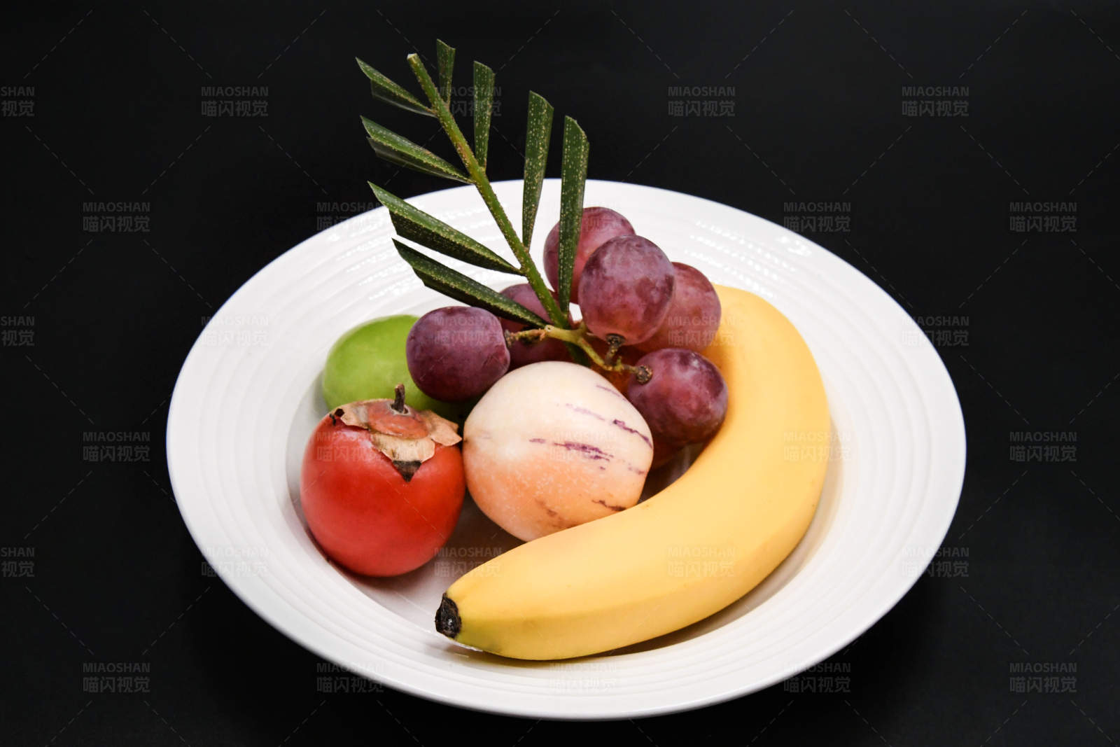 盘中多彩水果拼盘图片