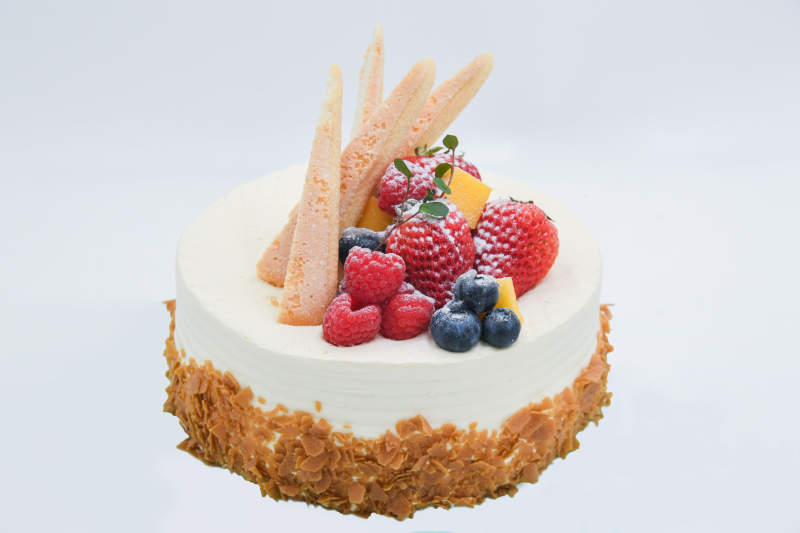 水果装饰的白色蛋糕图片