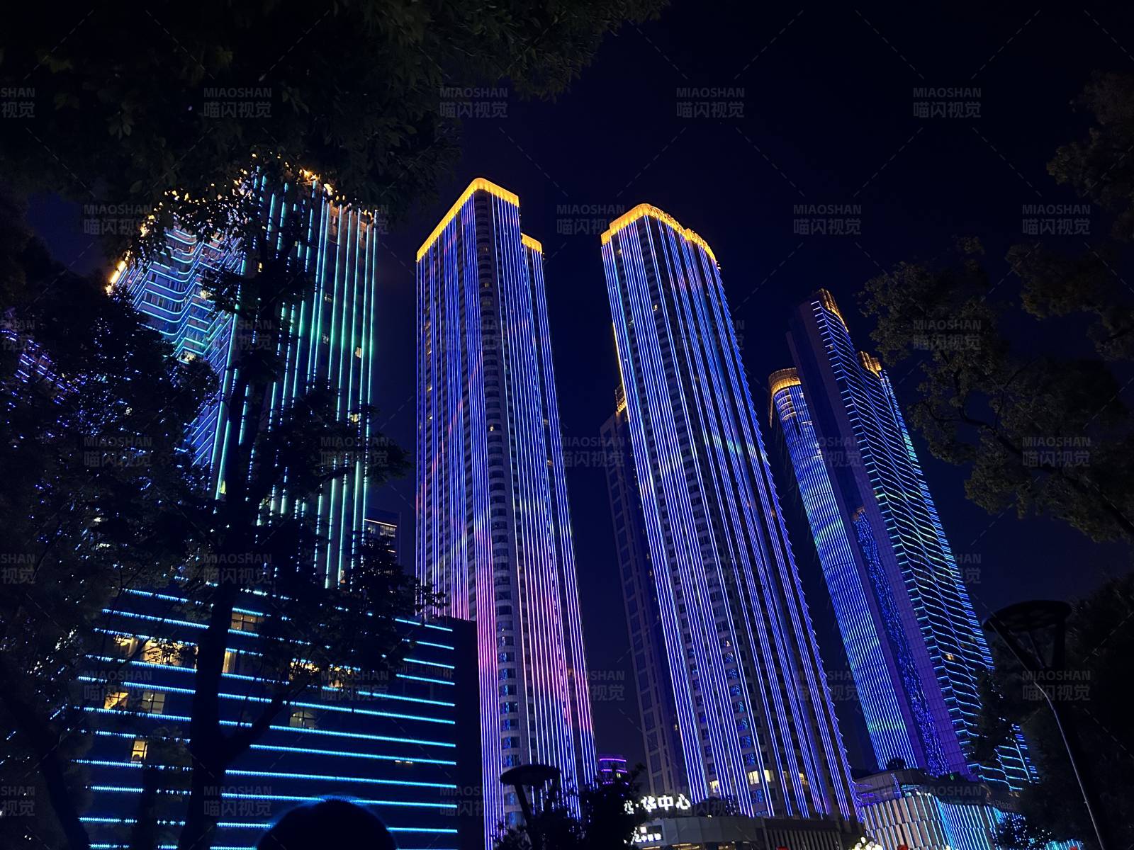 长沙夜幕下的霓虹高楼图片