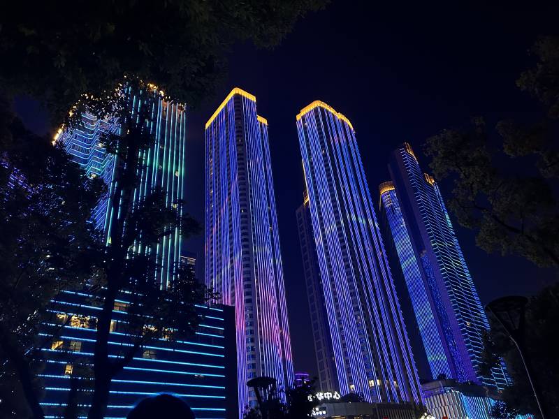 长沙夜幕下的霓虹高楼图片