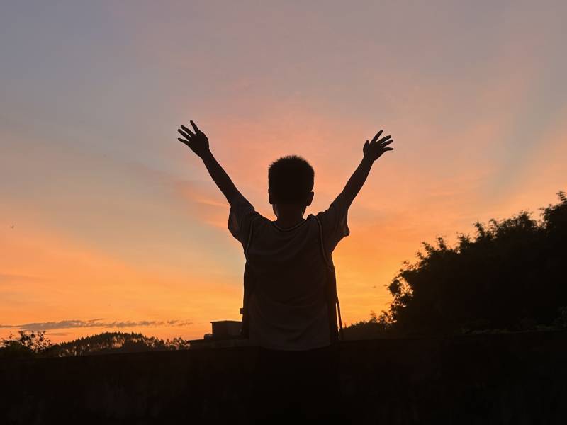 迎接夕阳的少年图片