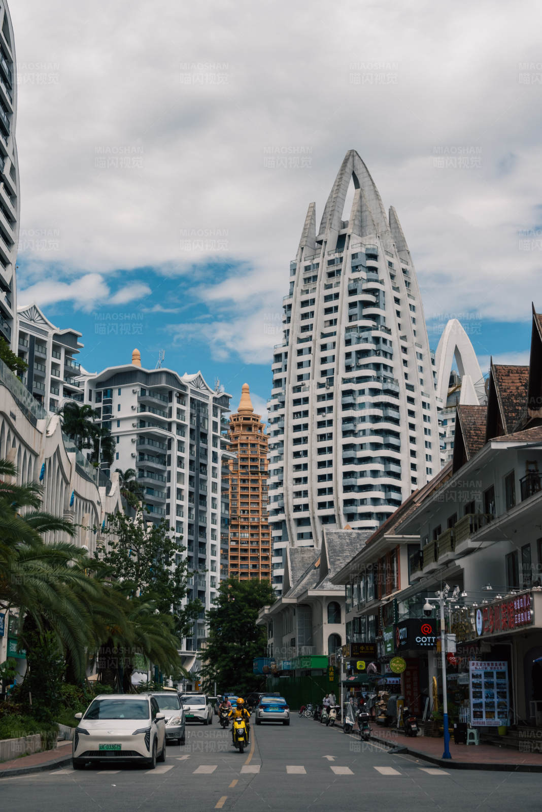 城市街道与独特建筑图片