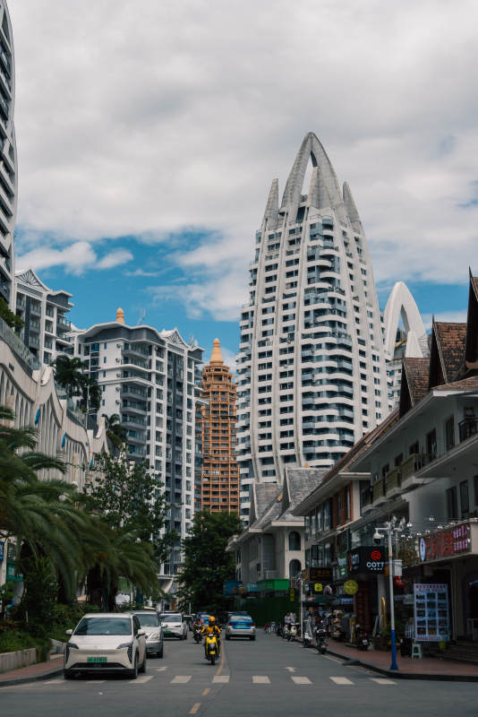 城市街道与独特建筑图片