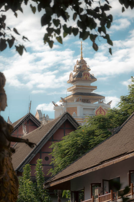 西双版纳寺庙屋顶与金色尖塔图片