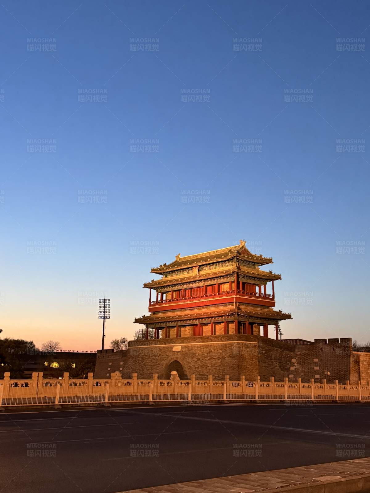 夕阳下的永定门城楼图片