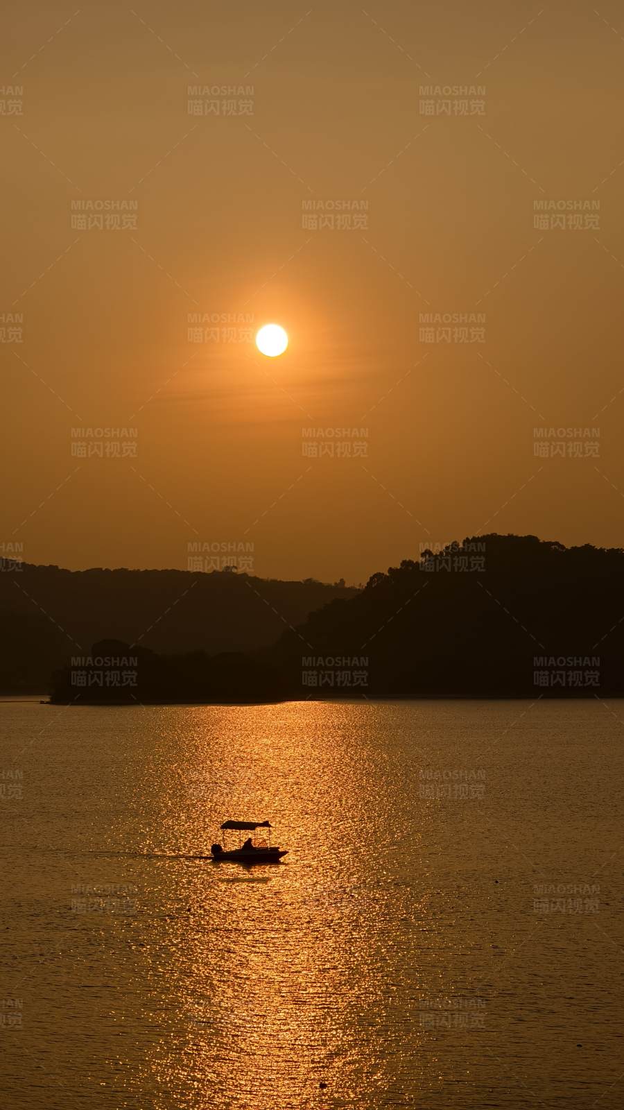夕阳下的孤舟图片
