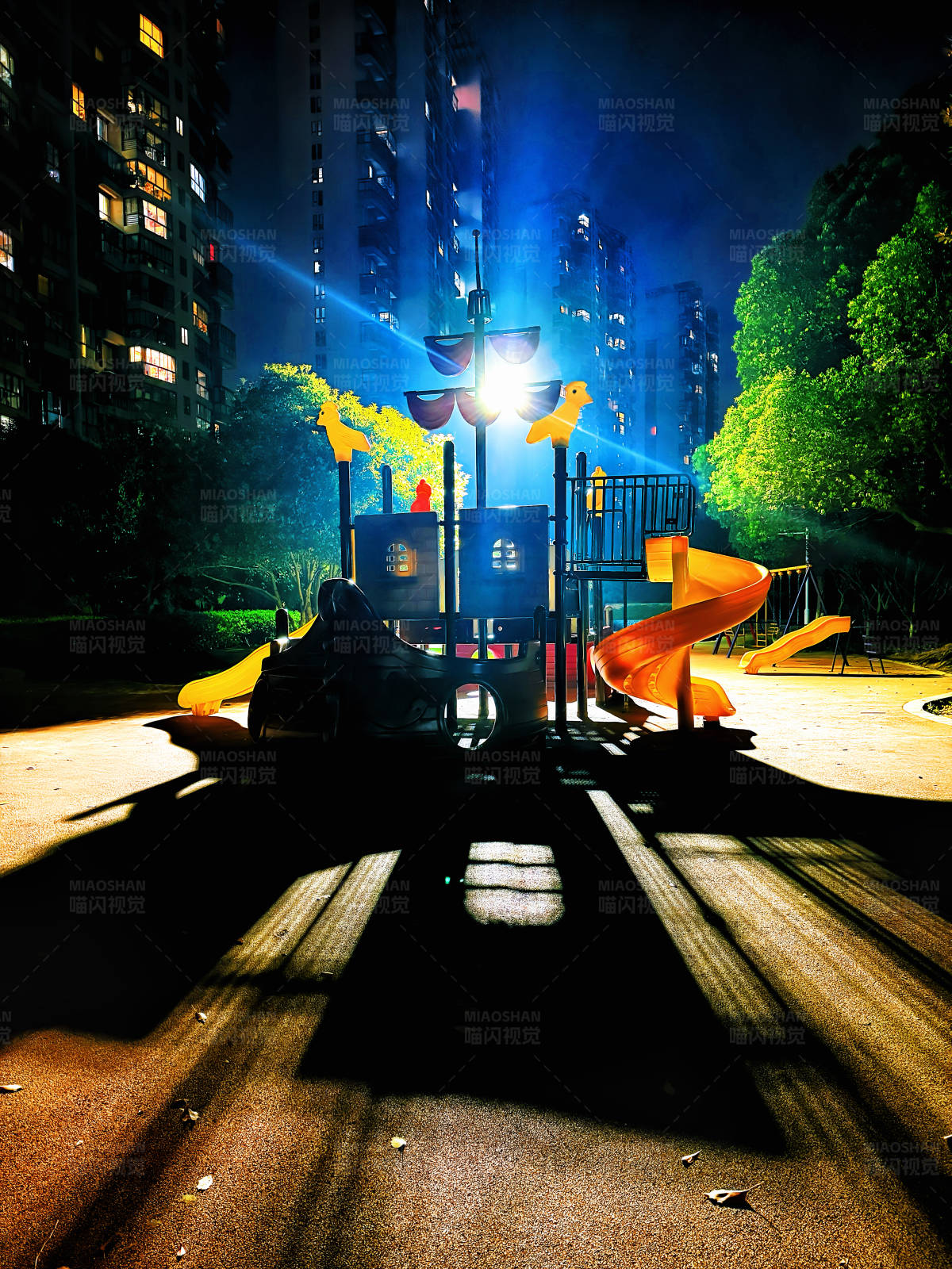 夜色中的游乐场图片