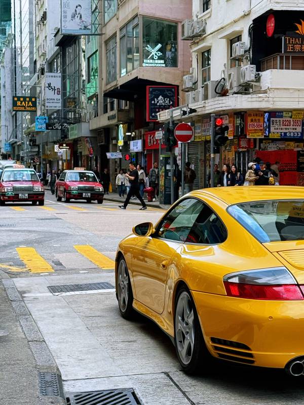 香港繁华街道上的黄色跑车图片