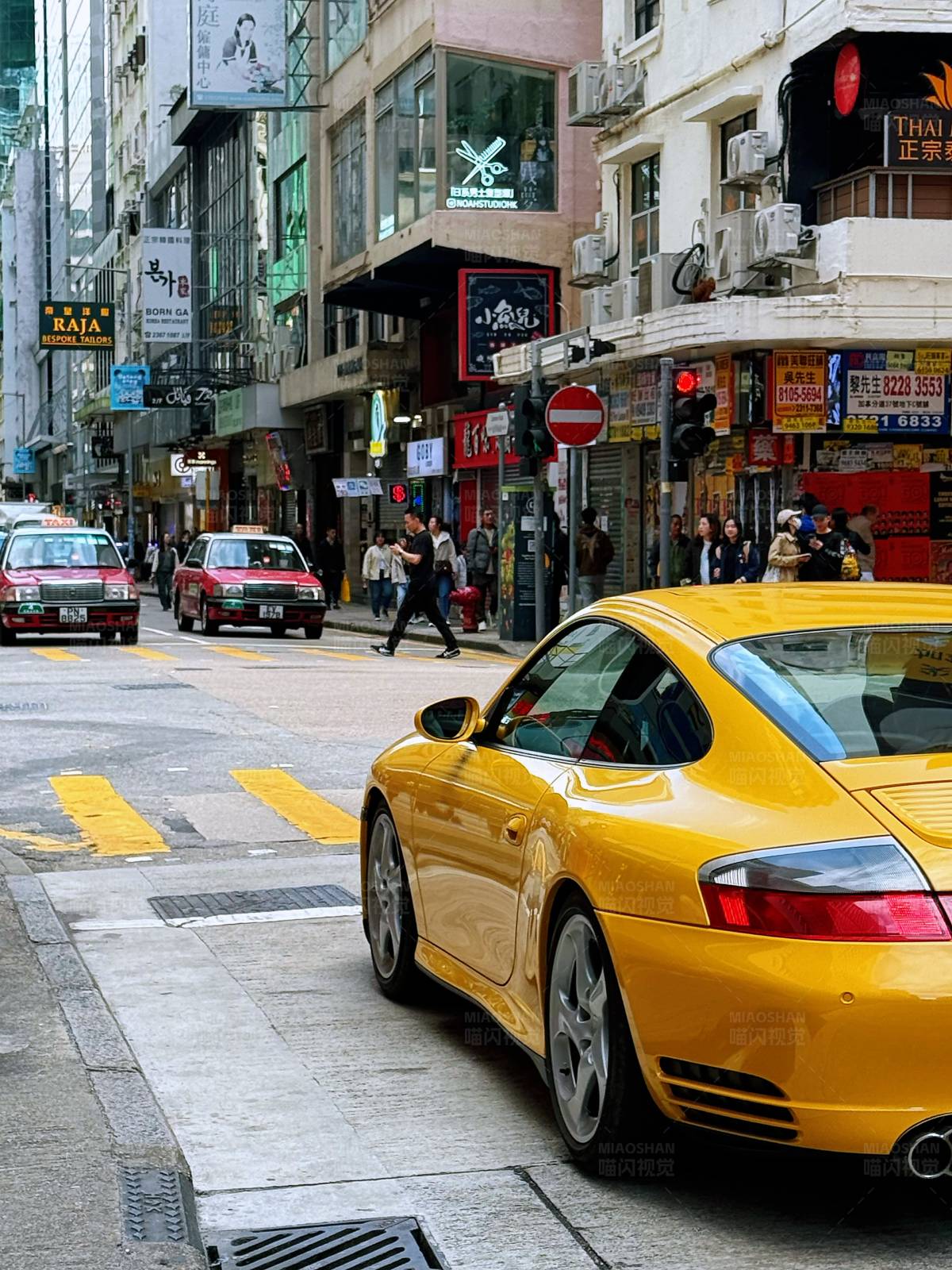 香港繁华街道上的黄色跑车图片