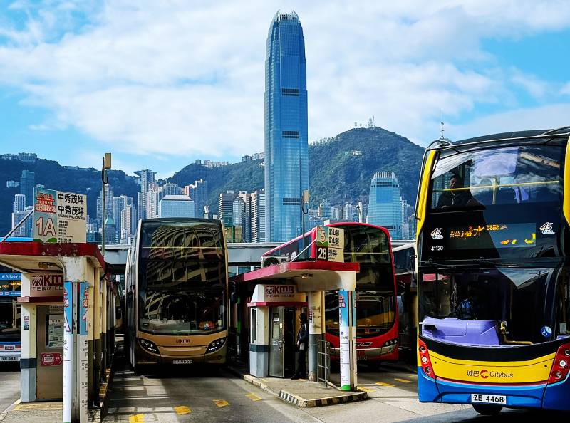 香港巴士站与高楼图片