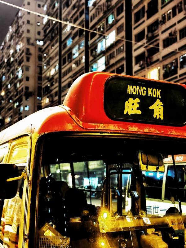 香港夜色中的红色巴士图片