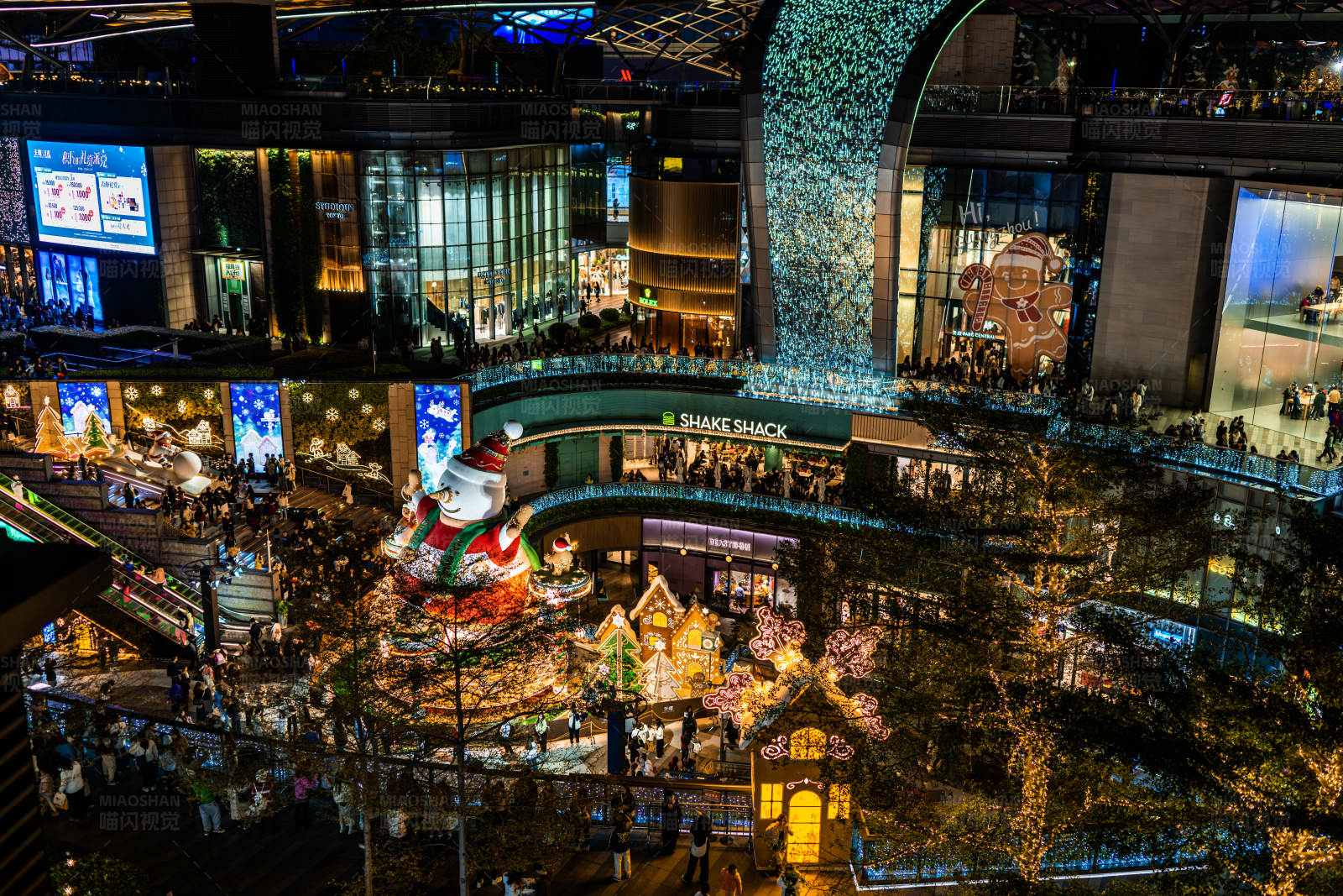 圣诞夜的繁华商业区图片