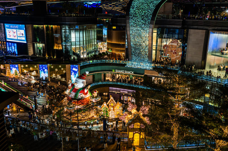 圣诞夜的繁华商业区图片