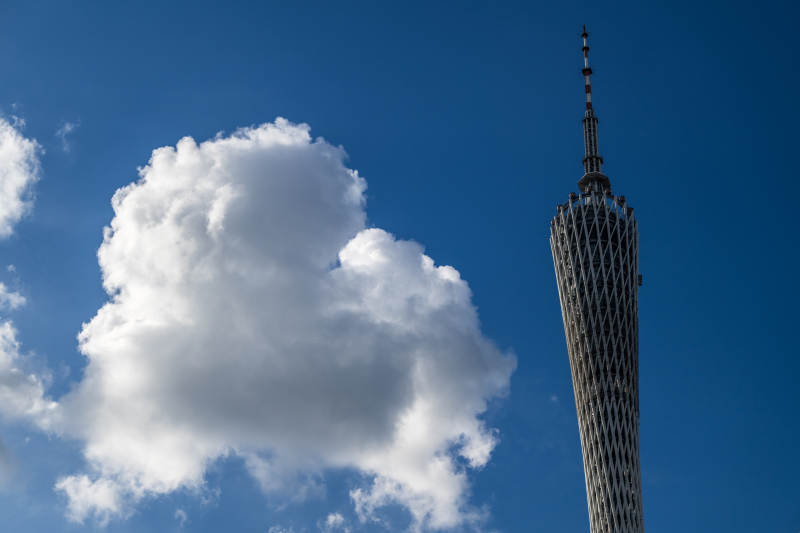 广州塔与蓝天白云图片