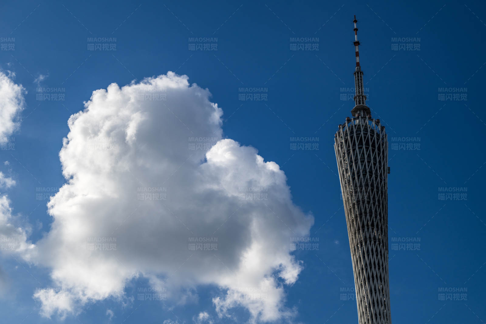 广州塔与蓝天白云图片
