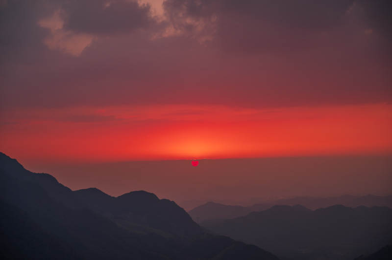 山间红日落图片