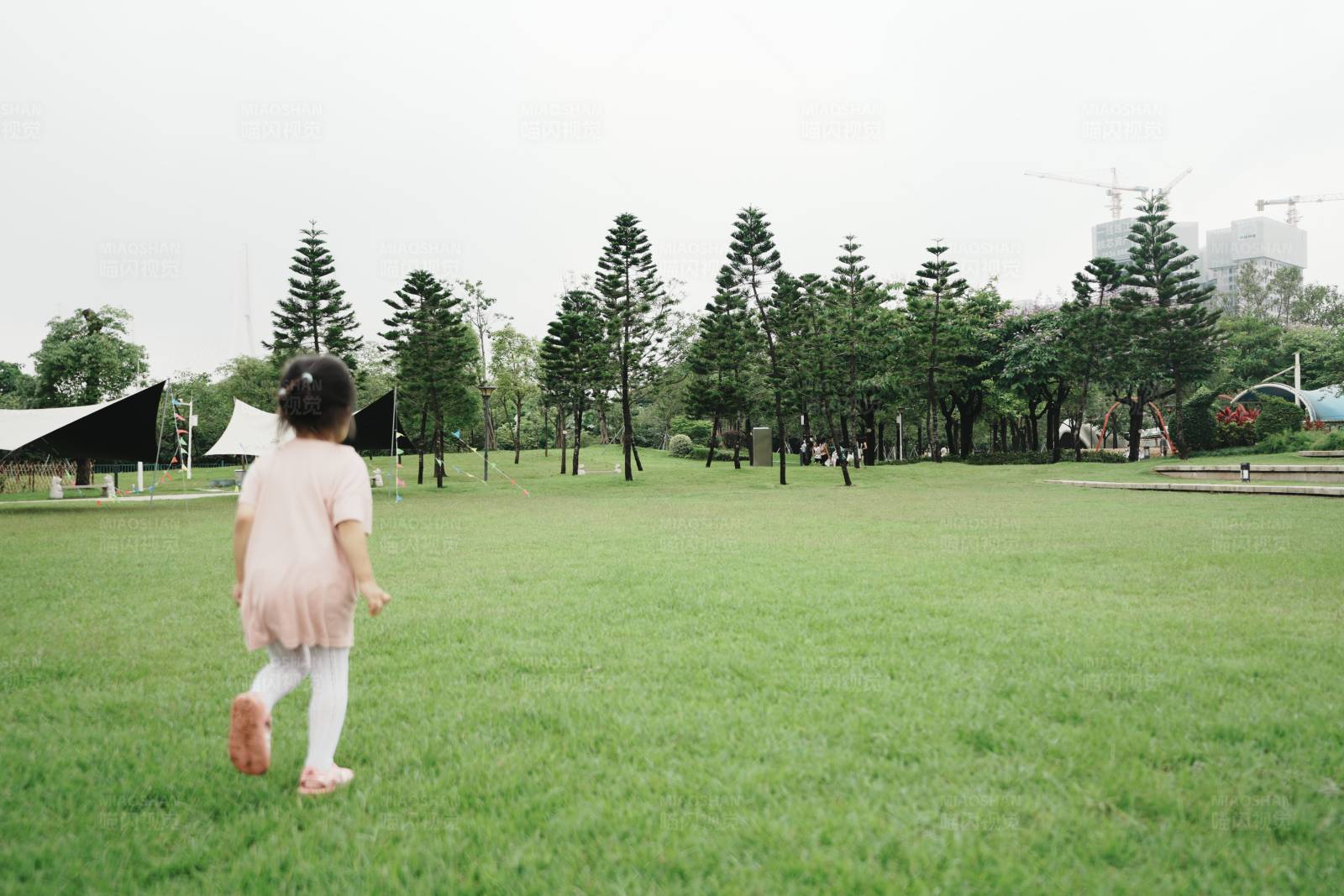 小女孩在公园奔跑图片