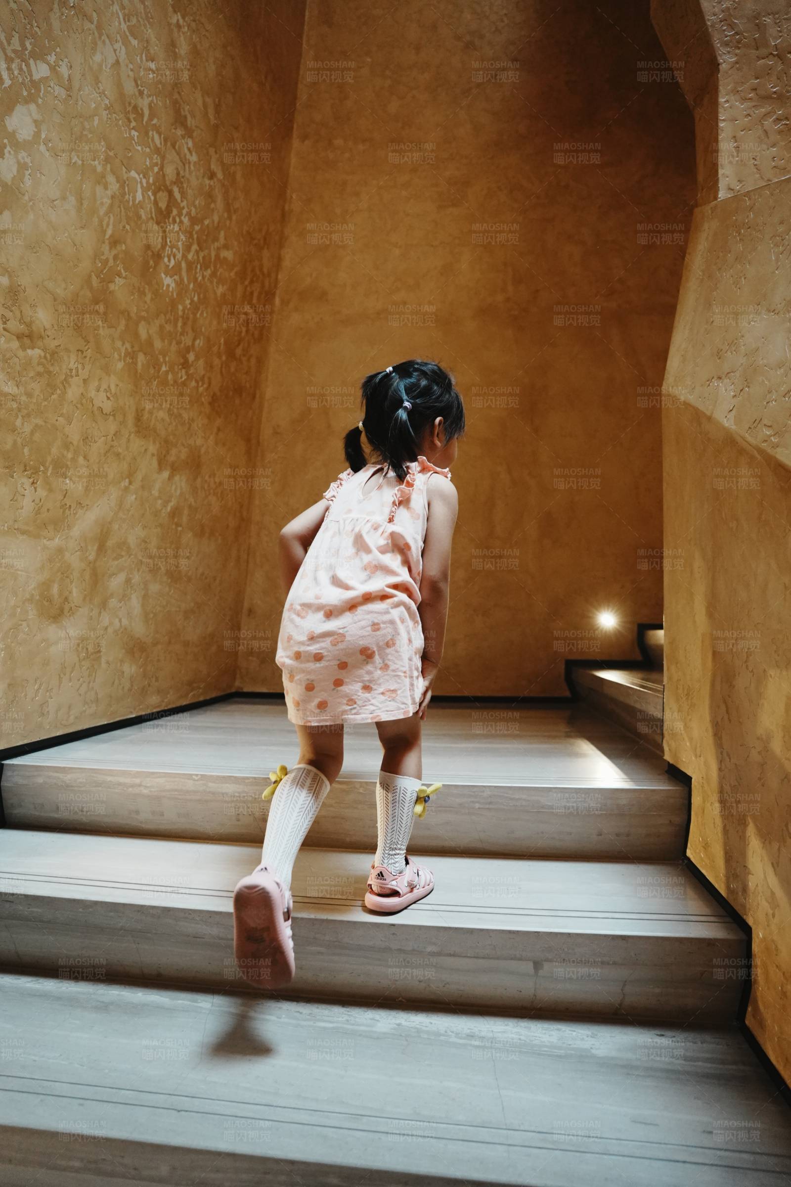 小女孩爬楼梯图片