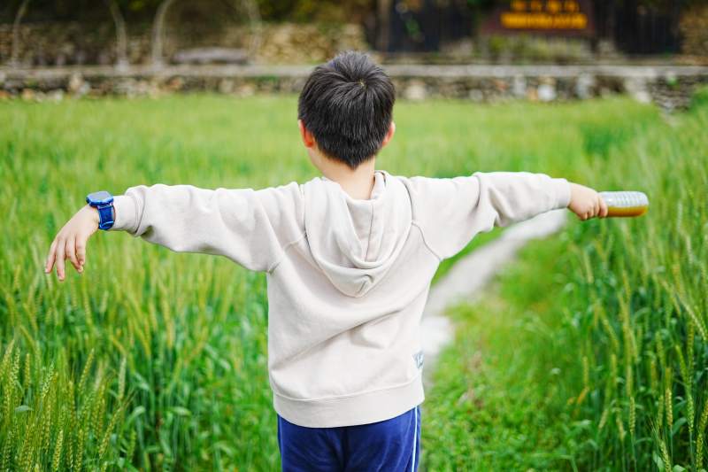 田野间自由奔跑的少年图片