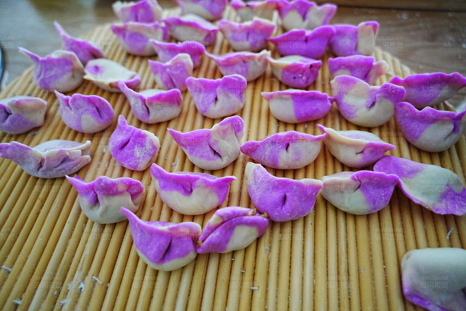 紫白相间的饺子图片