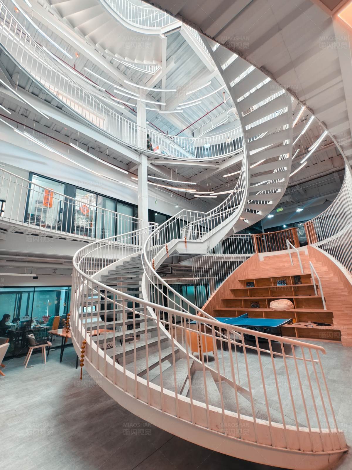 现代办公空间的螺旋楼梯图片