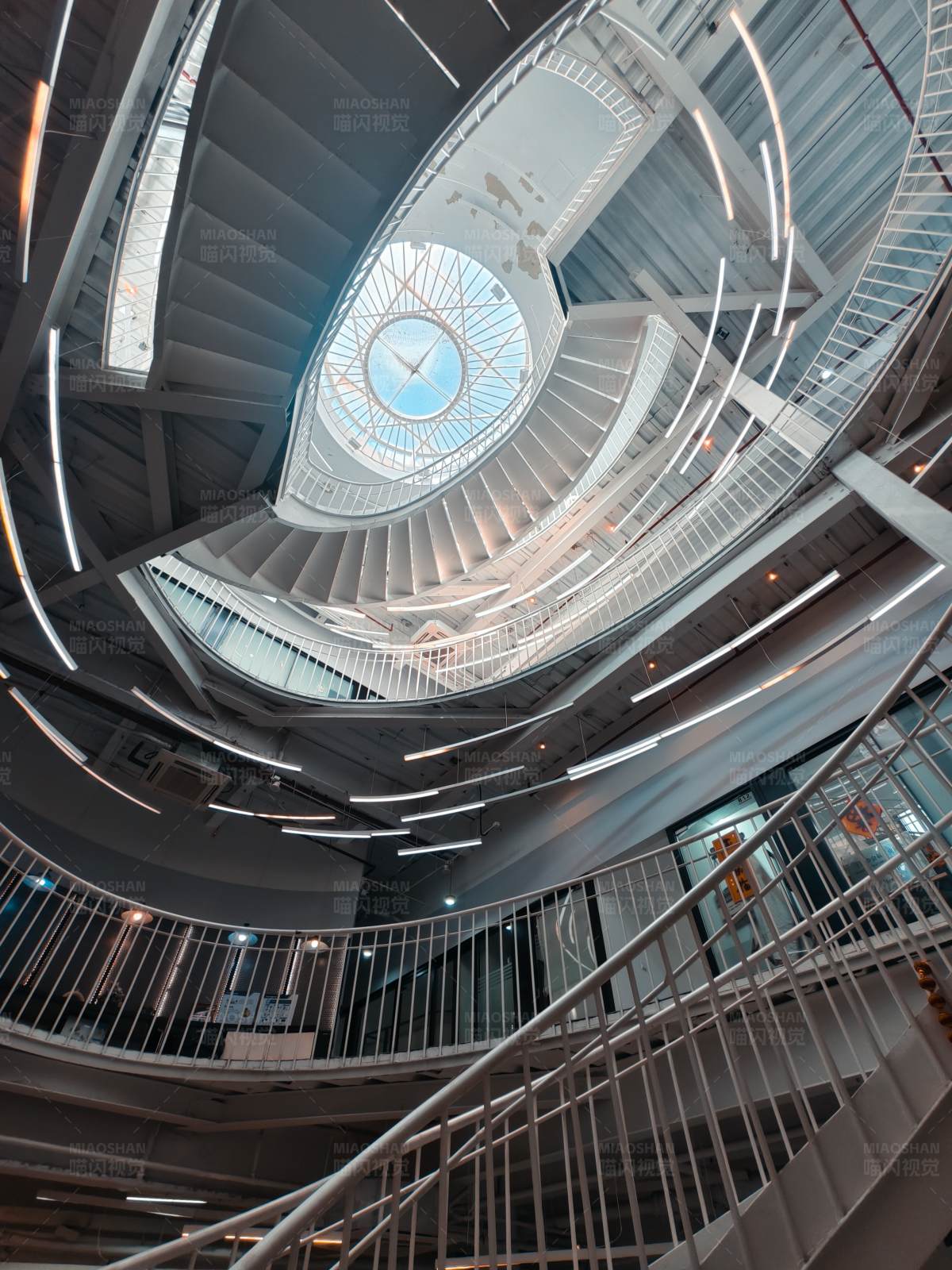 螺旋楼梯与天窗的光影--上海米域有光图片