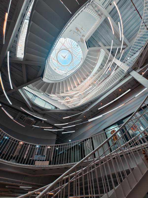 螺旋楼梯与天窗的光影--上海米域有光图片