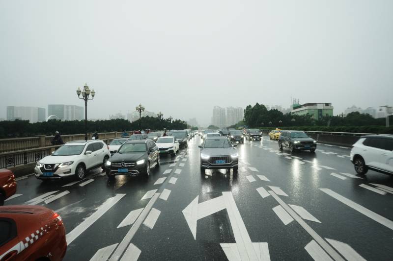 雨中繁忙的交通图片