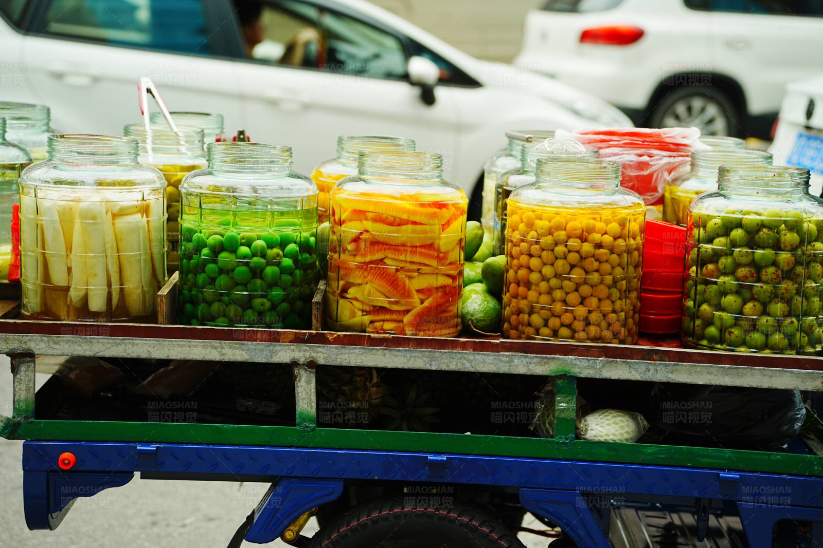 街头小贩的果脯摊位图片