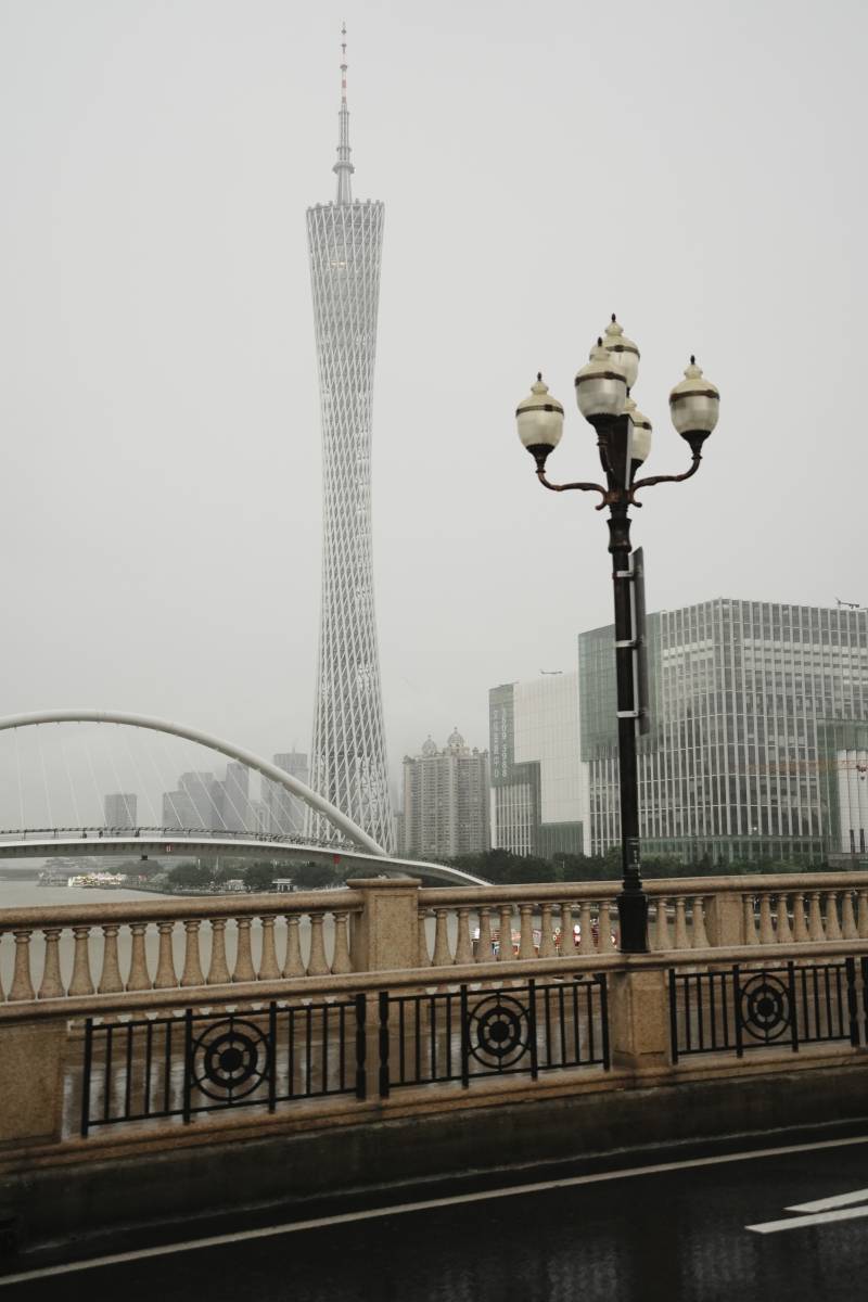 广州塔与雨中桥景图片