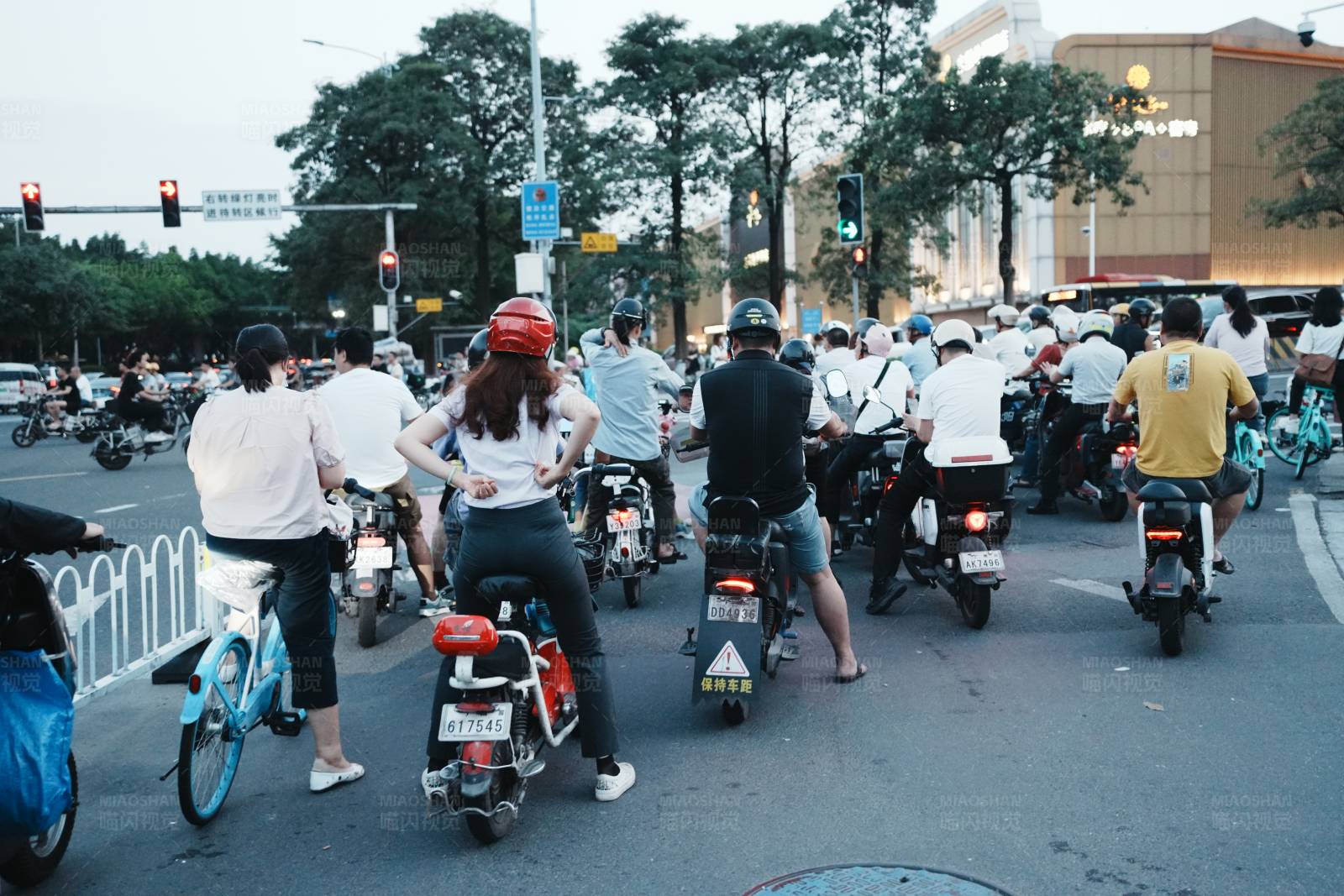 城市黄昏的骑行者们图片