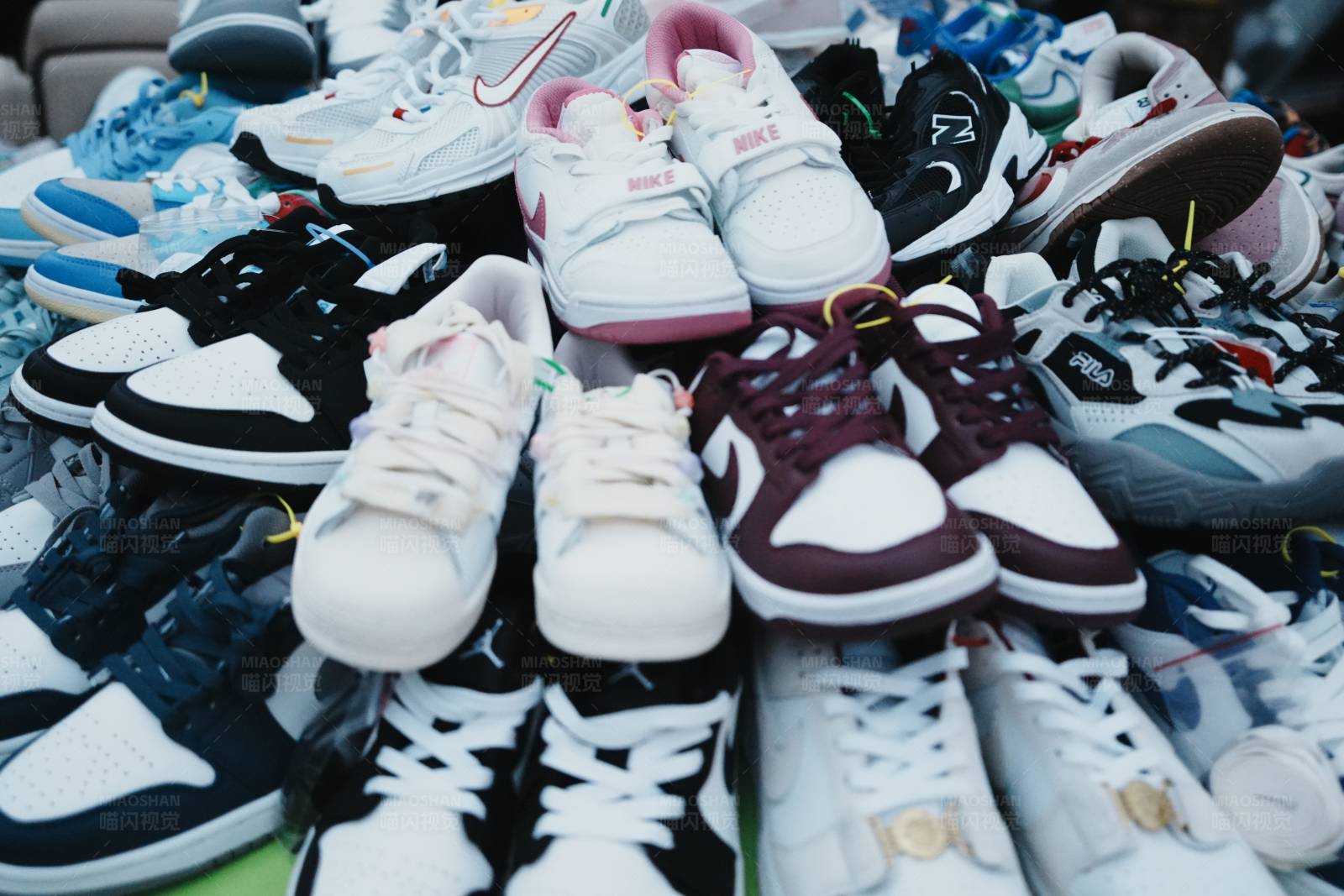 运动鞋鞋堆特写图片