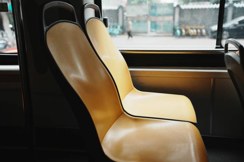 公交车上的空座位图片
