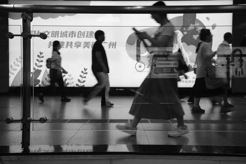 城市行人剪影图片