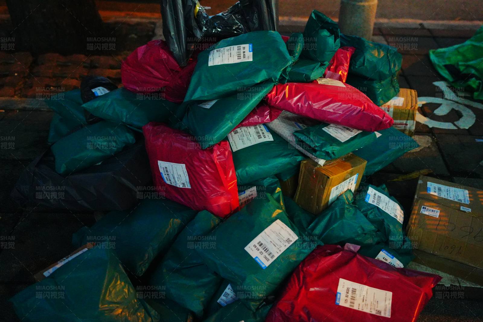 堆积的快递包裹图片