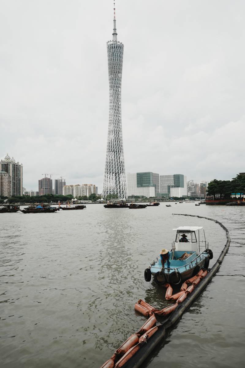 广州塔与珠江上的小船图片