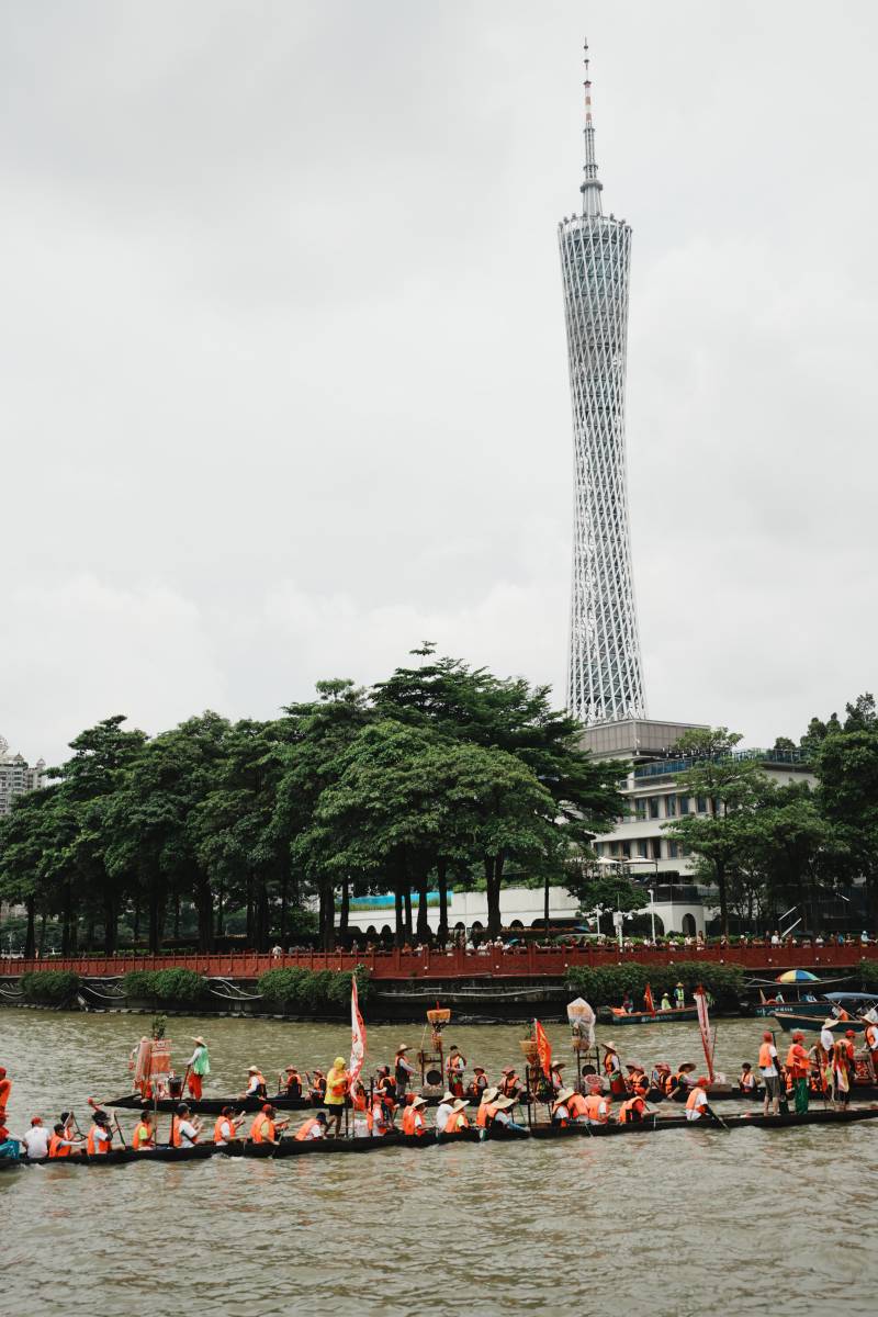 龙舟竞渡广州塔前图片